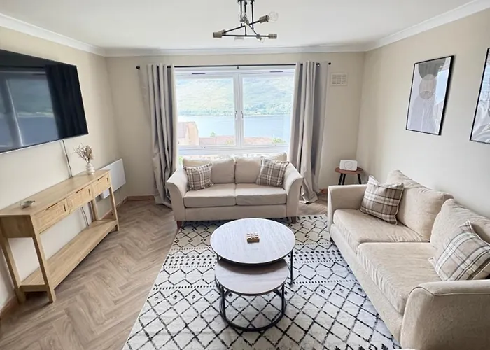 3 Bedroom Apartment - Loch Linnhe Views - Modern & Chilled Highland Stay